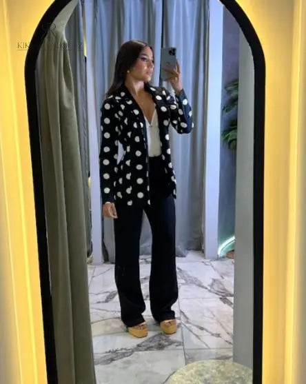 Blazer negro con lunares blancos, combinado con blusa blanca y pantalones negros, diseñado por KIKE RODRIGUEZ. Perfecto para un look elegante y moderno.
