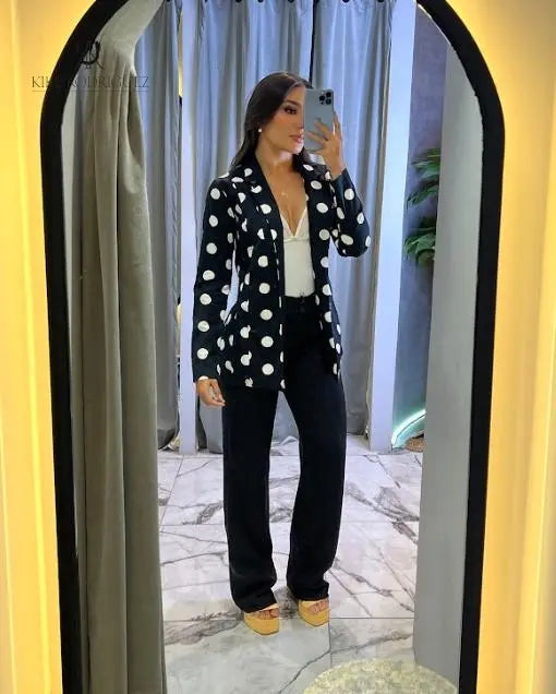 Blazer negro con lunares blancos, combinado con blusa blanca y pantalones negros, diseñado por KIKE RODRIGUEZ. Perfecto para un look elegante y moderno.
