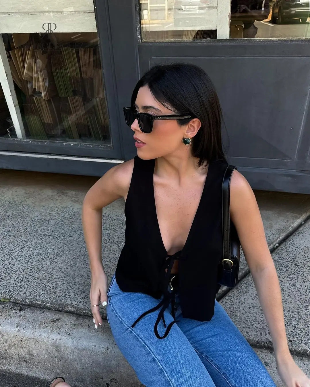 Blusa negra con lazos ajustables, diseño fresco y juvenil, ropa de KIKE RODRIGUEZ.