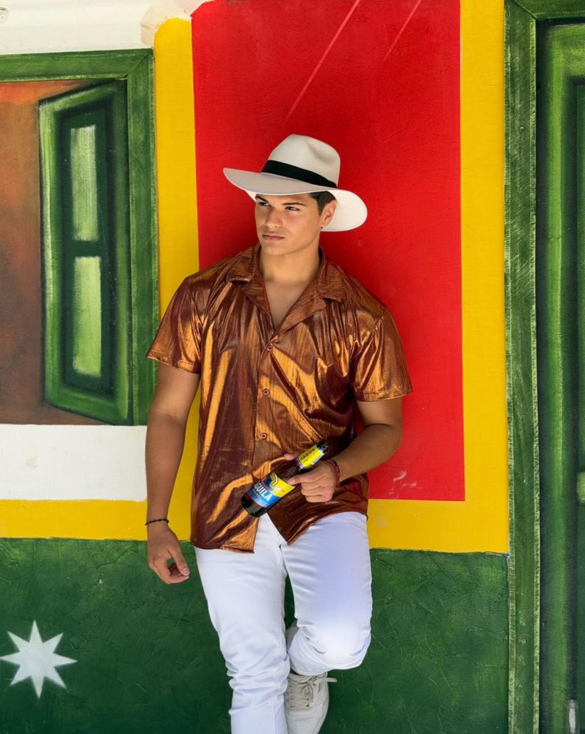 Camisa satinada para hombre disponible en verde, ocre y dorado, diseño de manga corta con acabado brillante, ideal para eventos festivos y looks elegantes.