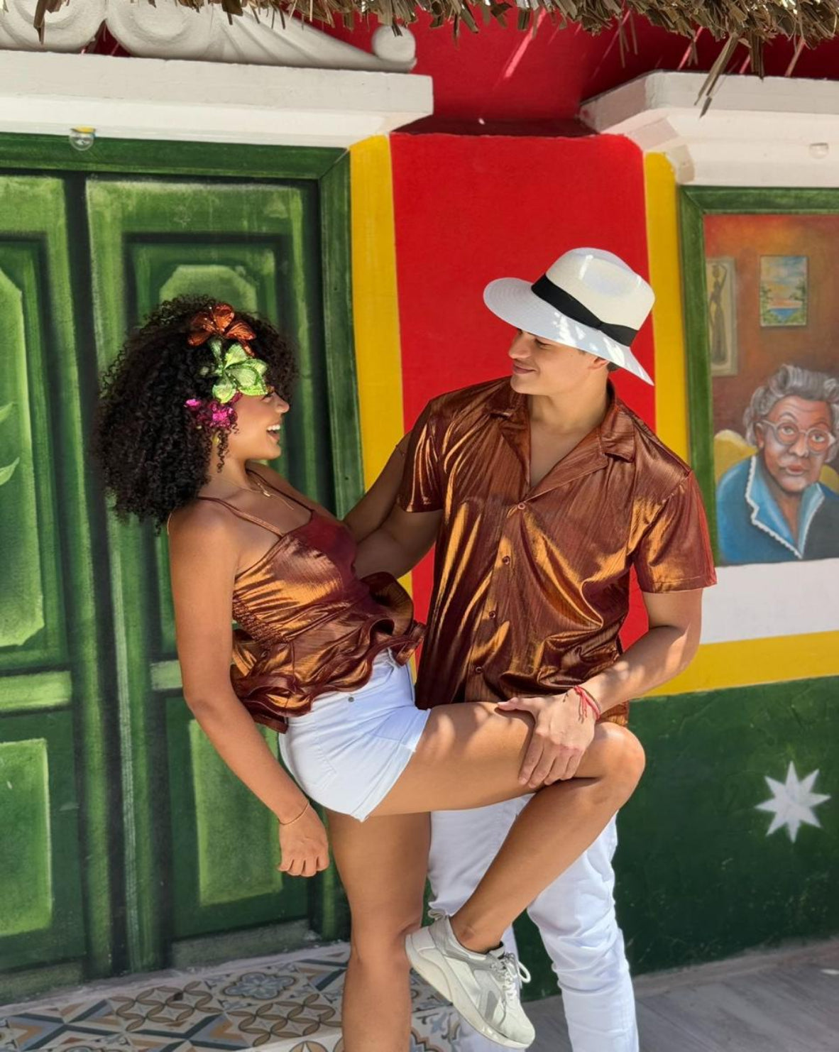 Camisa satinada para hombre disponible en verde, ocre y dorado, diseño de manga corta con acabado brillante, ideal para eventos festivos y looks elegantes.