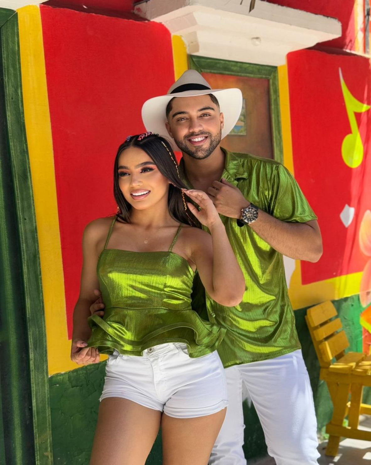 Camisa satinada para hombre disponible en verde, ocre y dorado, diseño de manga corta con acabado brillante, ideal para eventos festivos y looks elegantes.