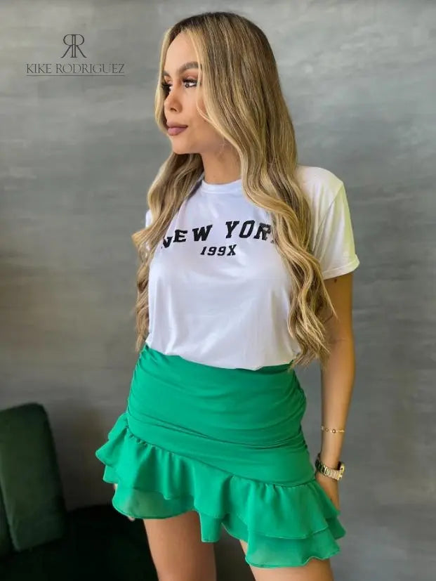 Camiseta blanca con estampado "New York 199X", ideal para un look casual y moderno. Disponible en promoción de 3 por $129,900 en KIKE RODRIGUEZ. Compra ahora y marca tendencia.