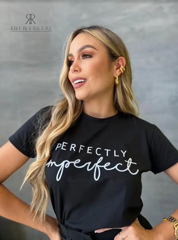 Camiseta negra con diseño blanco de "Perfectly Imperfect", en promoción especial de 3 por $129,900 en KIKE RODRIGUEZ. Ideal para expresar tu estilo único y auténtico.