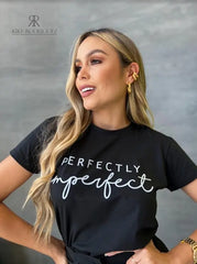 Camiseta negra con diseño blanco de "Perfectly Imperfect", en promoción especial de 3 por $129,900 en KIKE RODRIGUEZ. Ideal para expresar tu estilo único y auténtico.