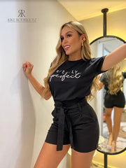 Camiseta negra con diseño blanco de "Perfectly Imperfect", en promoción especial de 3 por $129,900 en KIKE RODRIGUEZ. Ideal para expresar tu estilo único y auténtico.