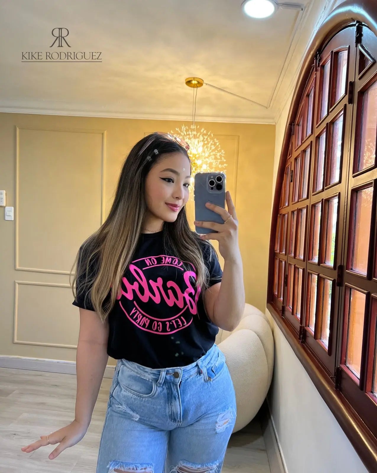 Camiseta negra con diseño de Barbie "Let's Go Party" en promoción especial de 3 por $129,900. Ideal para un look casual y divertido, disponible en KIKE RODRIGUEZ.