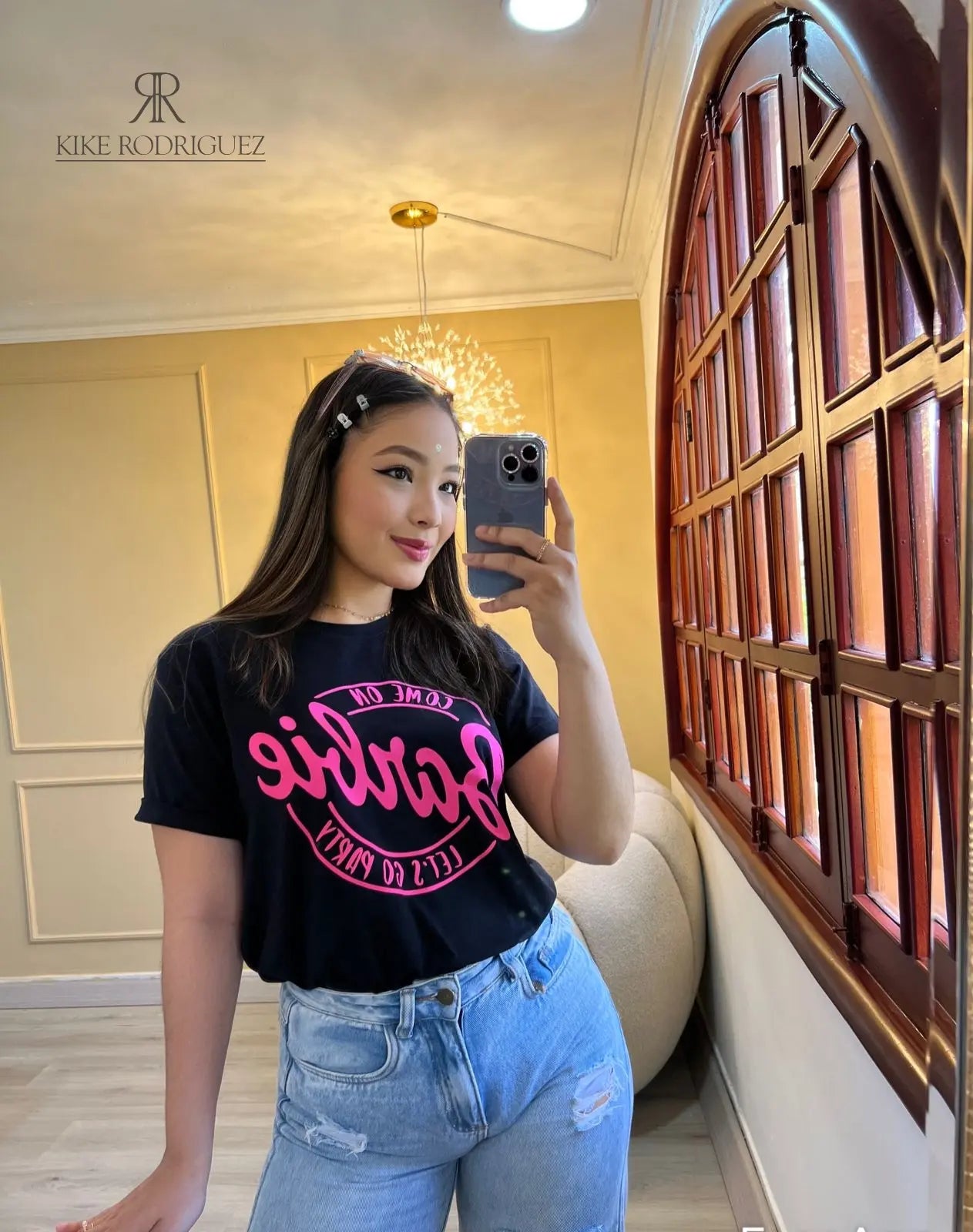 Camiseta negra con diseño de Barbie "Let's Go Party" en promoción especial de 3 por $129,900. Ideal para un look casual y divertido, disponible en KIKE RODRIGUEZ.