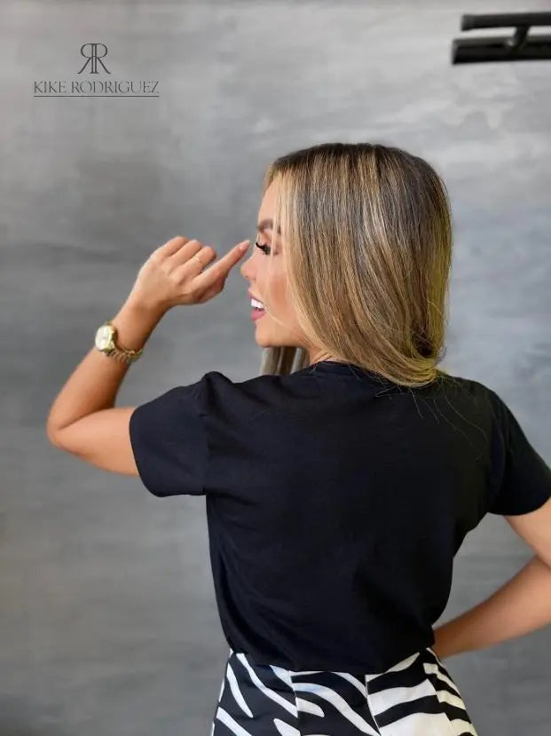 Camiseta negra con diseño de labios rojos brillantes en promoción especial de 3 por $129,900, disponible en KIKE RODRIGUEZ. Ideal para un look glamuroso y llamativo.