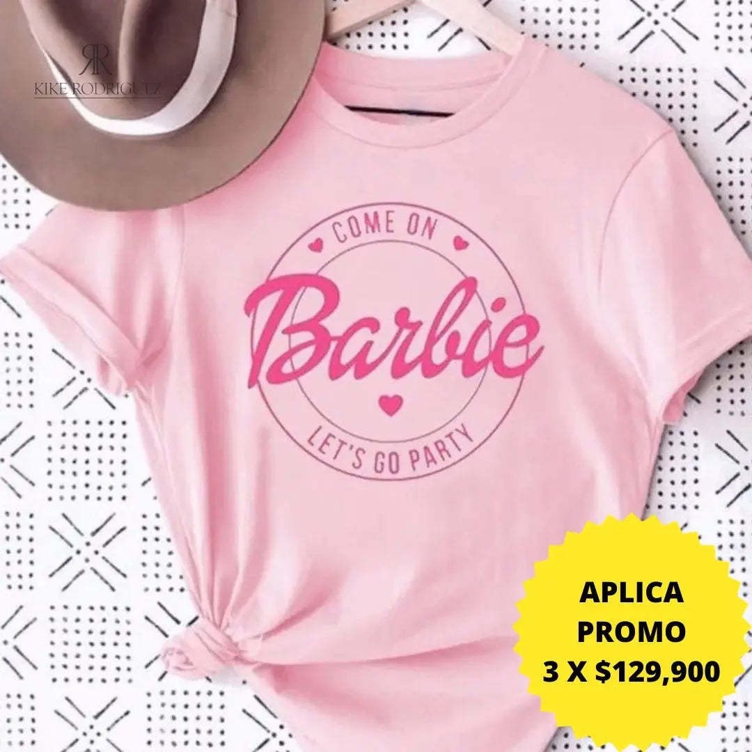 Camiseta rosa con diseño de Barbie "Let's Go Party" en promoción especial de 3 por $129,900. Ideal para un look casual y alegre, disponible en KIKE RODRIGUEZ.
