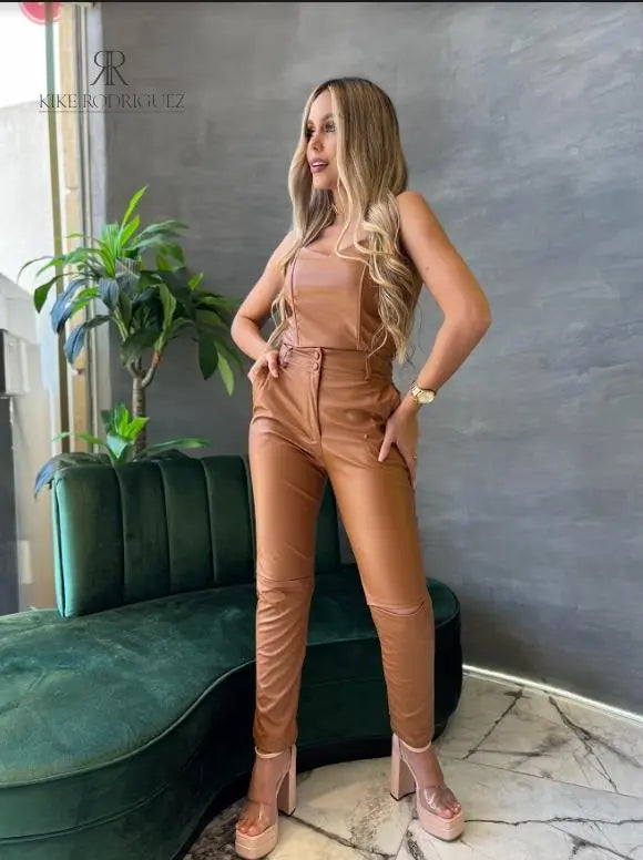 Conjunto de pantalón y top de cuero color camel, ideal para un look sofisticado y moderno. Perfecto para destacar en cualquier ocasión con estilo y elegancia, diseñado por KIKE RODRIGUEZ.