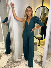 Modelo luciendo un elegante enterizo verde con escote en V y mangas abullonadas, ideal para eventos formales y ocasiones especiales.