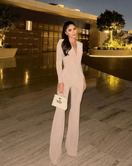 Enterizo 'Venus' en color nude, con escote en V profundo, manga larga y pierna ancha, ideal para eventos elegantes y sofisticados.