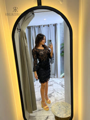 Falda negra con flecos y diseño de encaje, ideal para un look elegante y sofisticado. Diseño exclusivo de KIKE RODRIGUEZ.