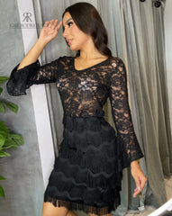 Falda negra con flecos y diseño de encaje, ideal para un look elegante y sofisticado. Diseño exclusivo de KIKE RODRIGUEZ.