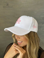 Mujer usando una gorra blanca de Kike Rodriguez con logo rosa de Los Angeles Dodgers, ideal para un look casual y femenino, perfecta para destacar con un toque moderno