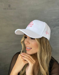 Mujer usando una gorra blanca de Kike Rodriguez con logo rosa de Los Angeles Dodgers, ideal para un look casual y femenino, perfecta para destacar con un toque moderno