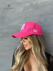Mujer usando una gorra rosa de Kike Rodriguez con logo blanco de los New York Yankees, ideal para un look casual y moderno, perfecto para destacar con estilo