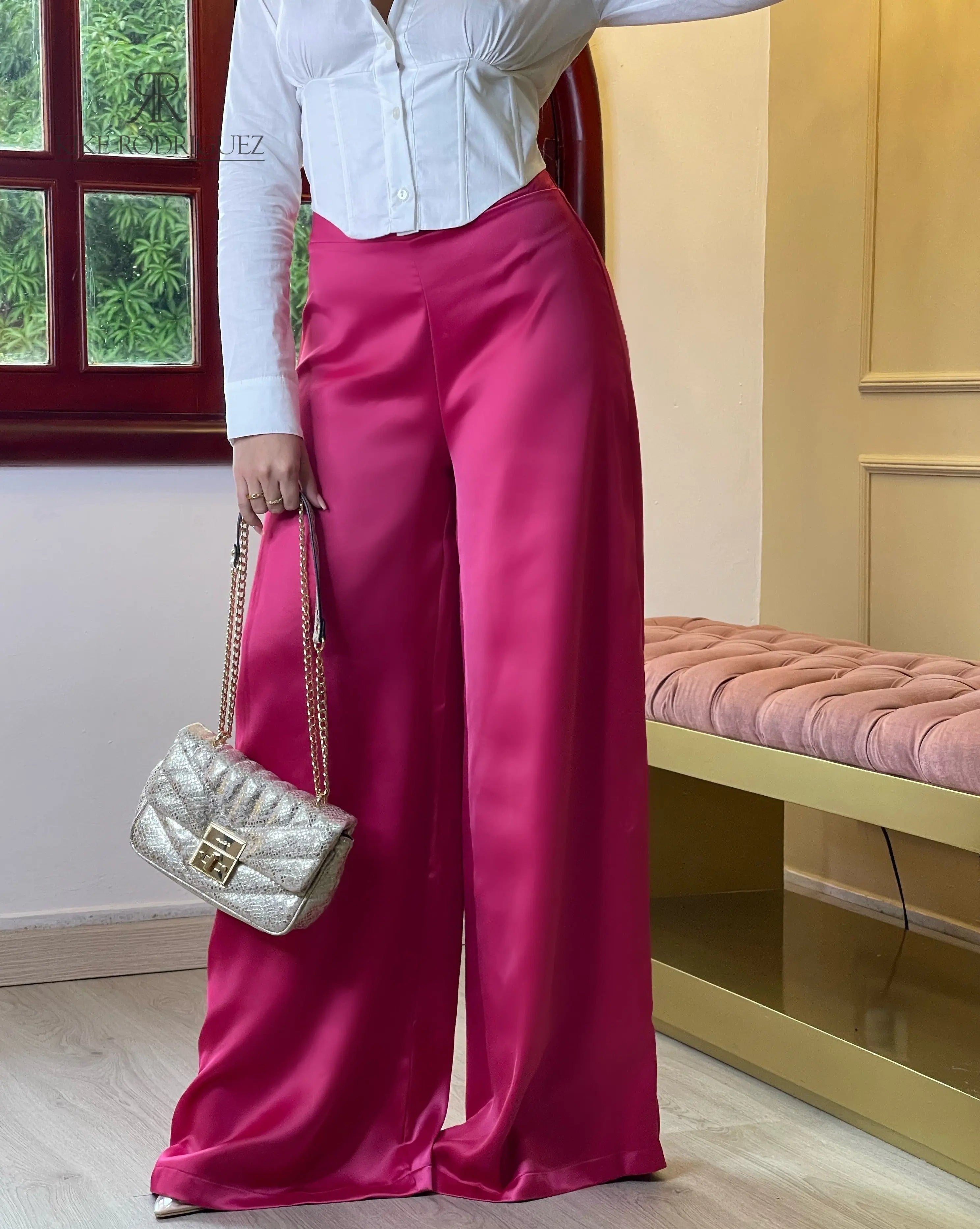 Pantalón color fucsia para mujer, perfecto para un look vibrante y moderno.