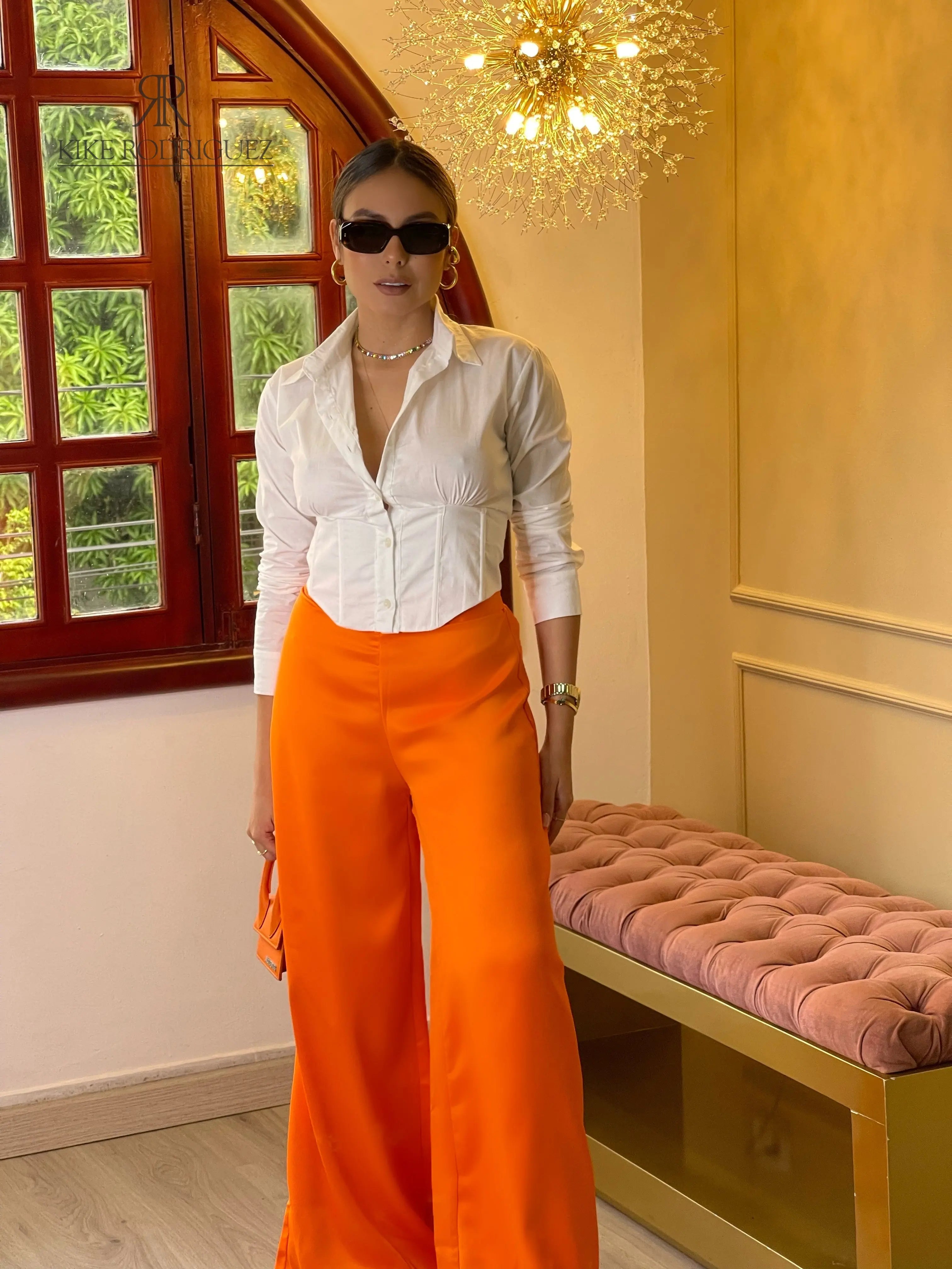 Pantalón color naranja para mujer, perfecto para un look atrevido y moderno.