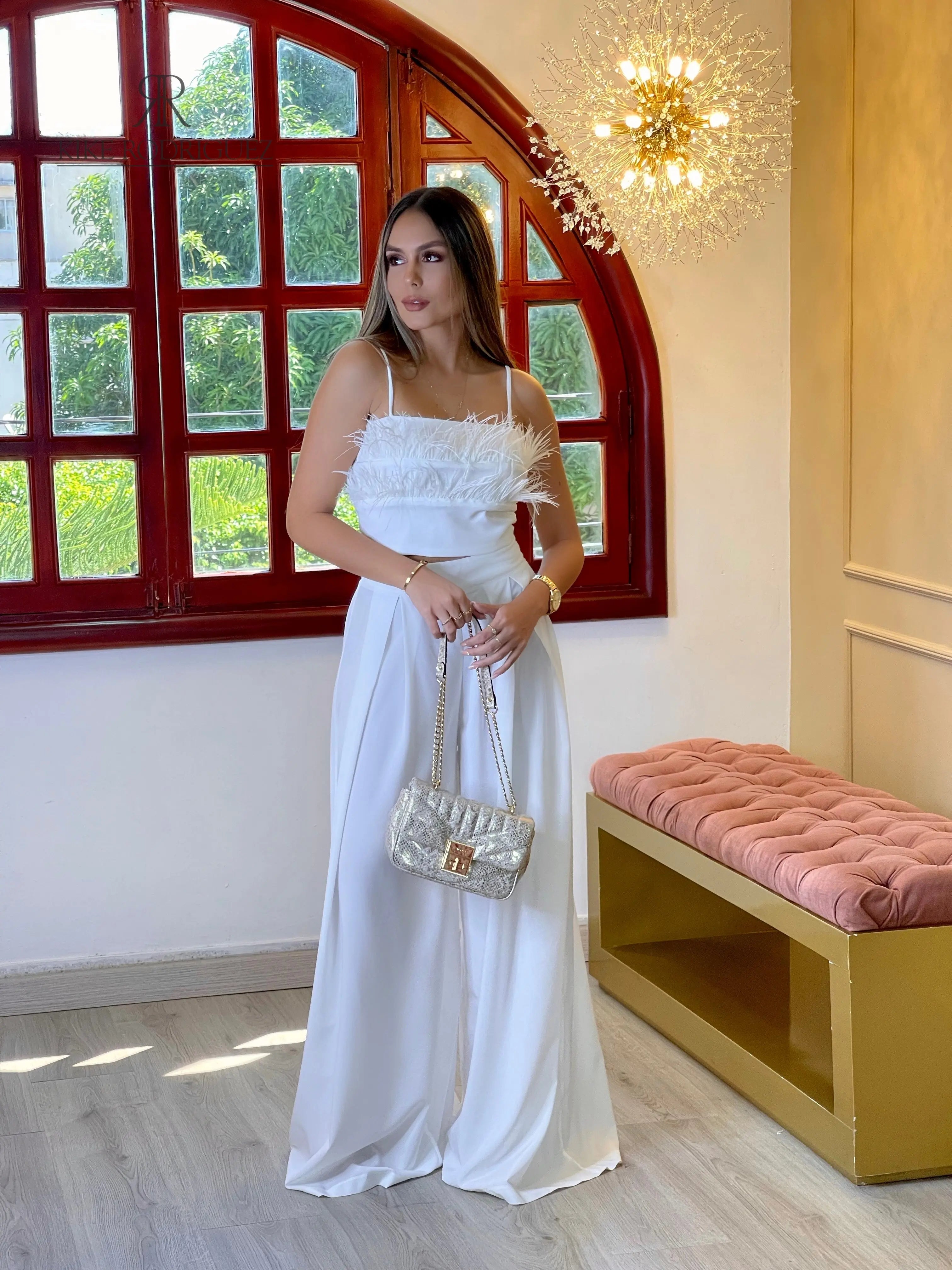 Pantalón palazzo color blanco para mujer, ideal para un look moderno y distinguido.