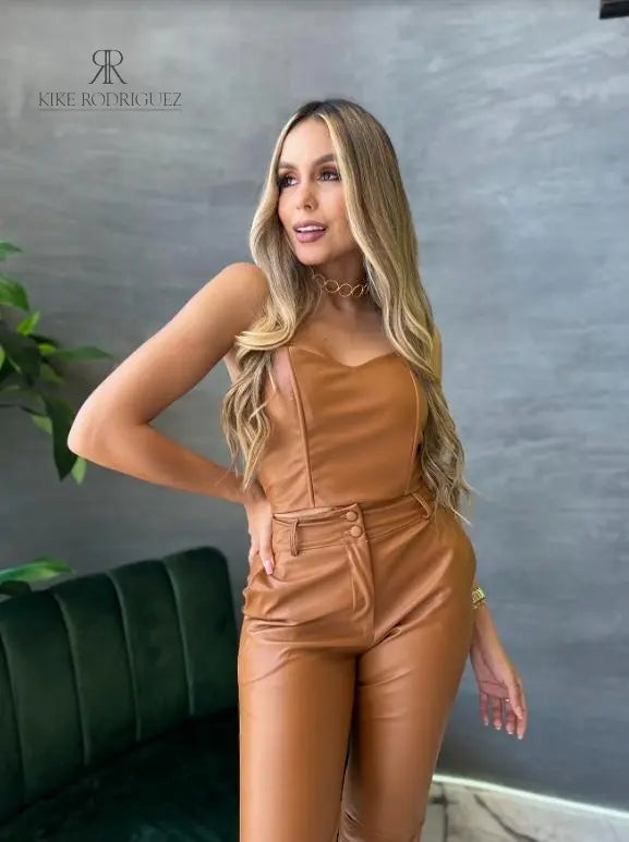 Pantalón de cuero sintético color camel para mujer, perfecto para un look moderno y sofisticado.