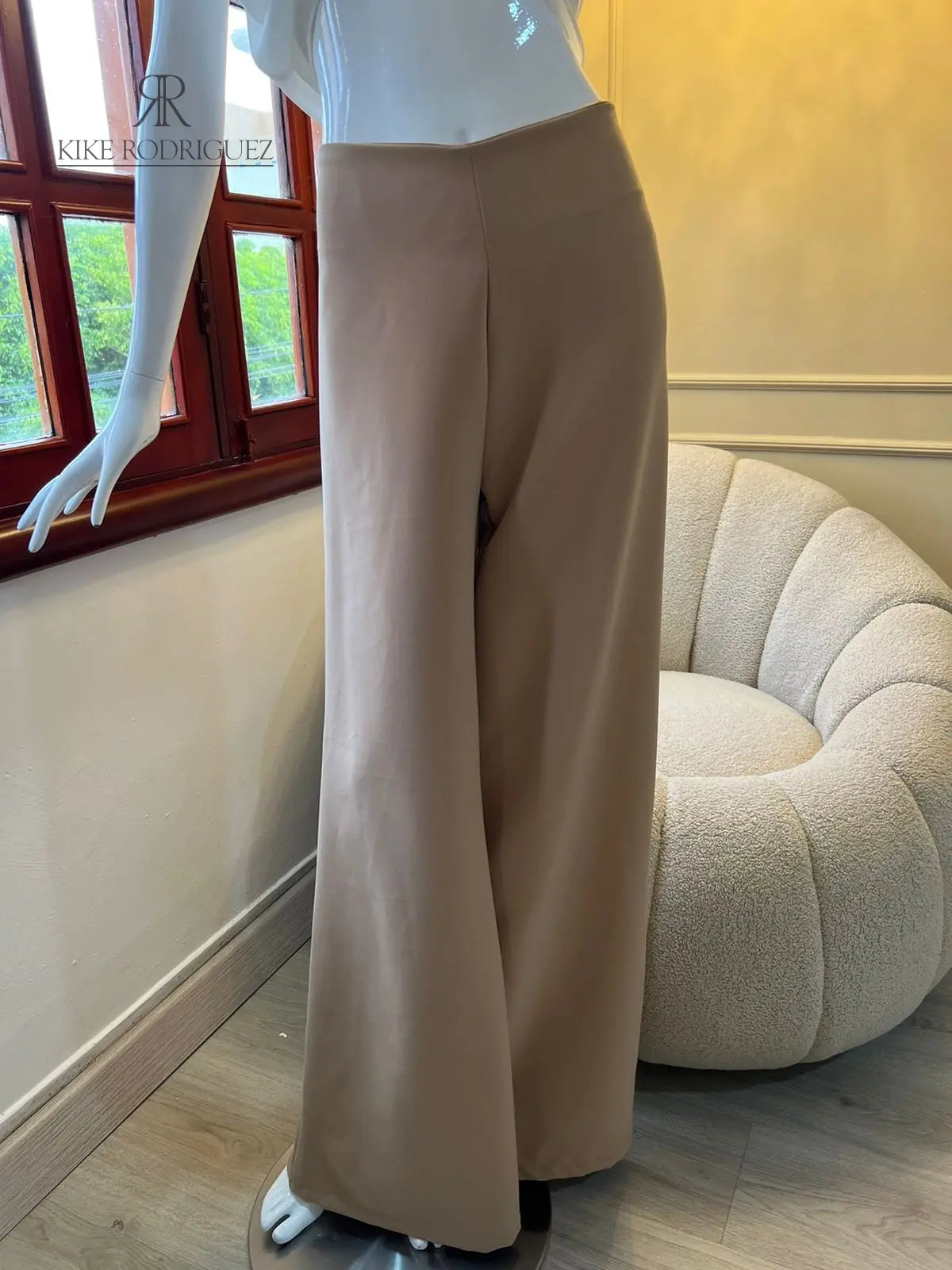 Pantalones anchos color beige para mujer, diseño elegante y cómodo, perfectos para cualquier ocasión, de KIKE RODRIGUEZ.