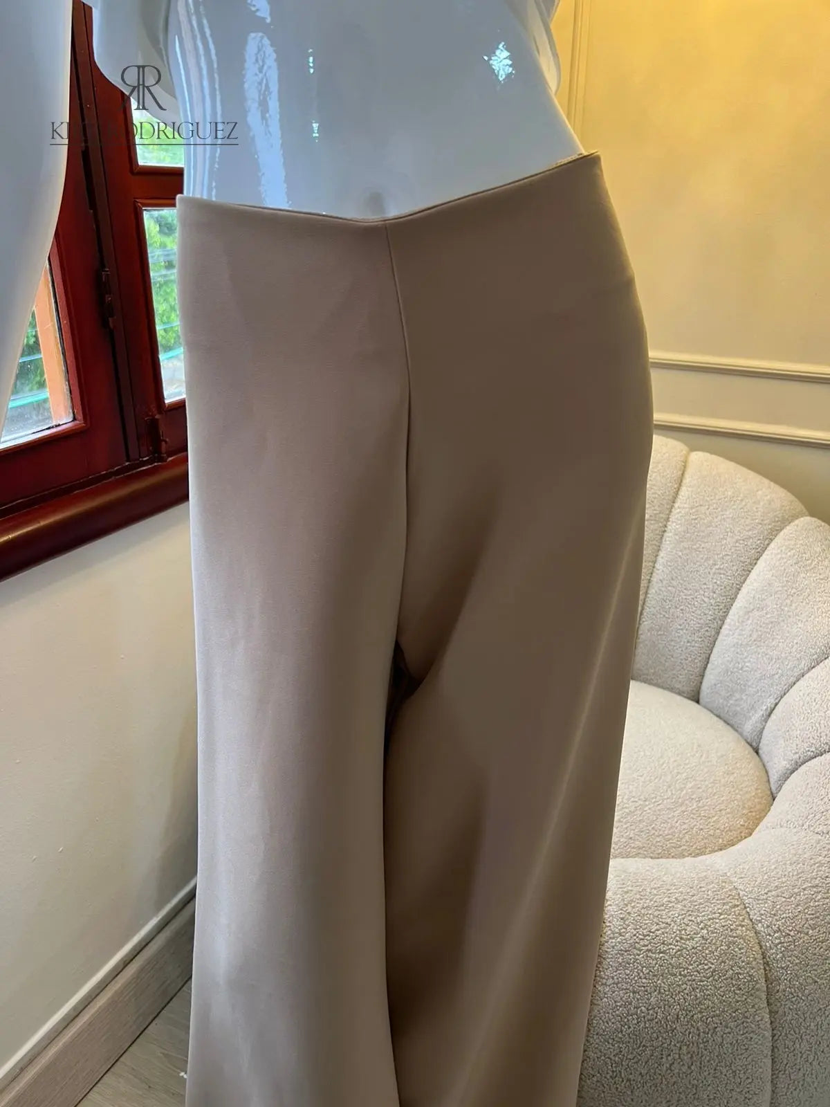 Pantalones anchos color beige para mujer, diseño elegante y cómodo, perfectos para cualquier ocasión, de KIKE RODRIGUEZ.