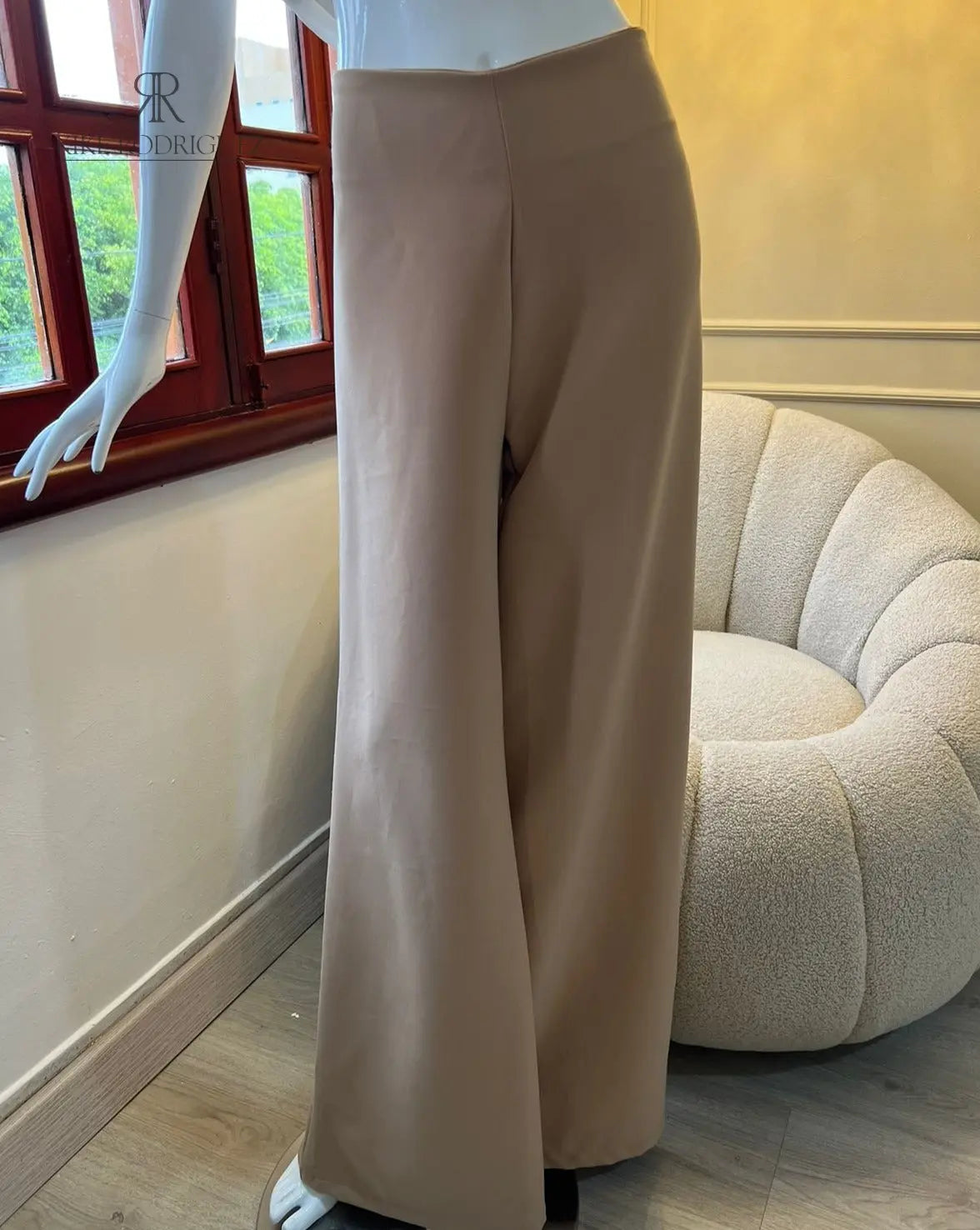 Pantalones anchos color beige para mujer, diseño elegante y cómodo, perfectos para cualquier ocasión, de KIKE RODRIGUEZ.