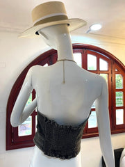 Detalle de la parte trasera del Top Luna Denim con elástico ajustable.

