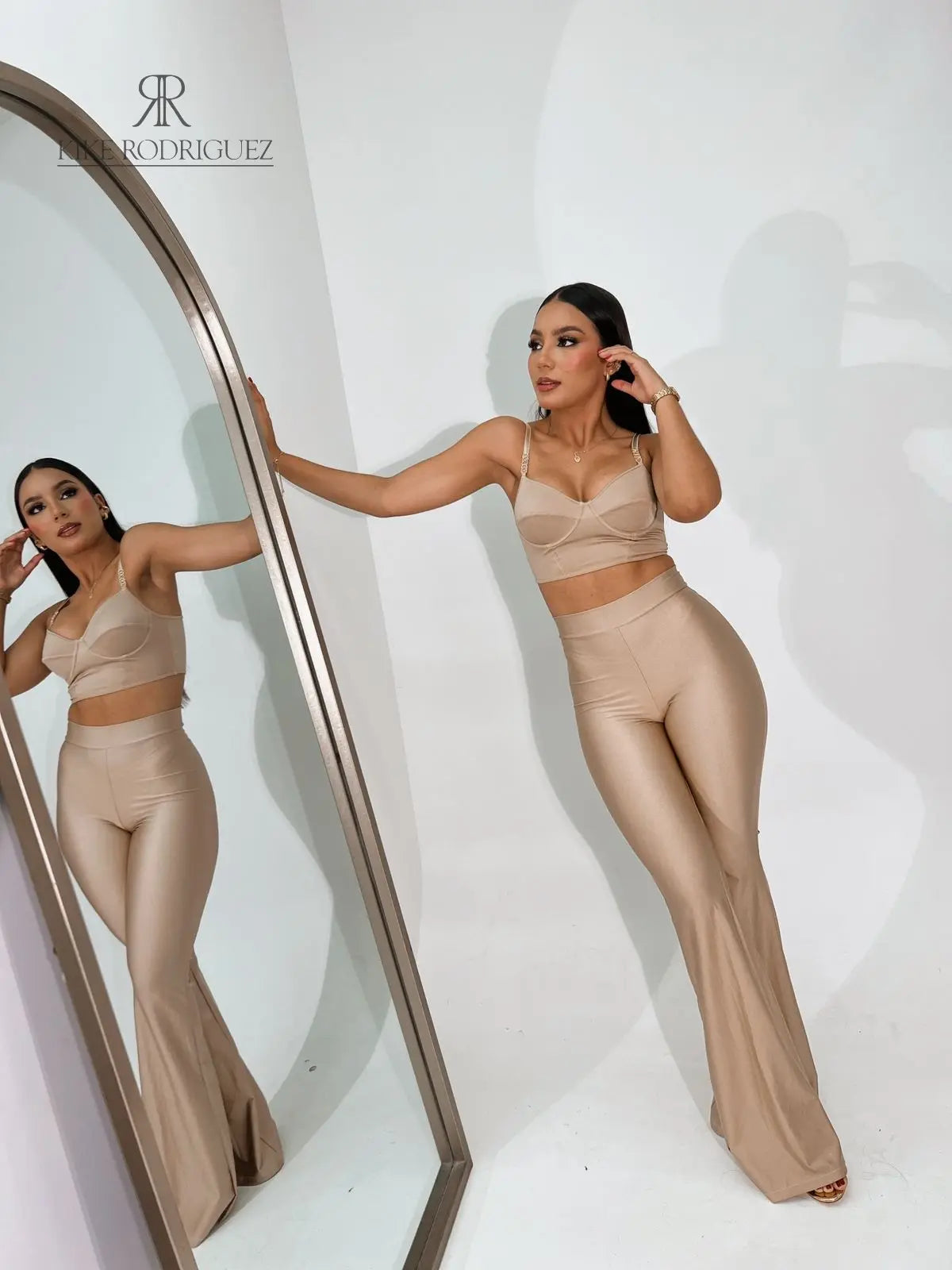 Modelo luciendo un elegante top dorado con tirantes finos, ideal para destacar en eventos y celebraciones. Perfecto para un look sofisticado y moderno.