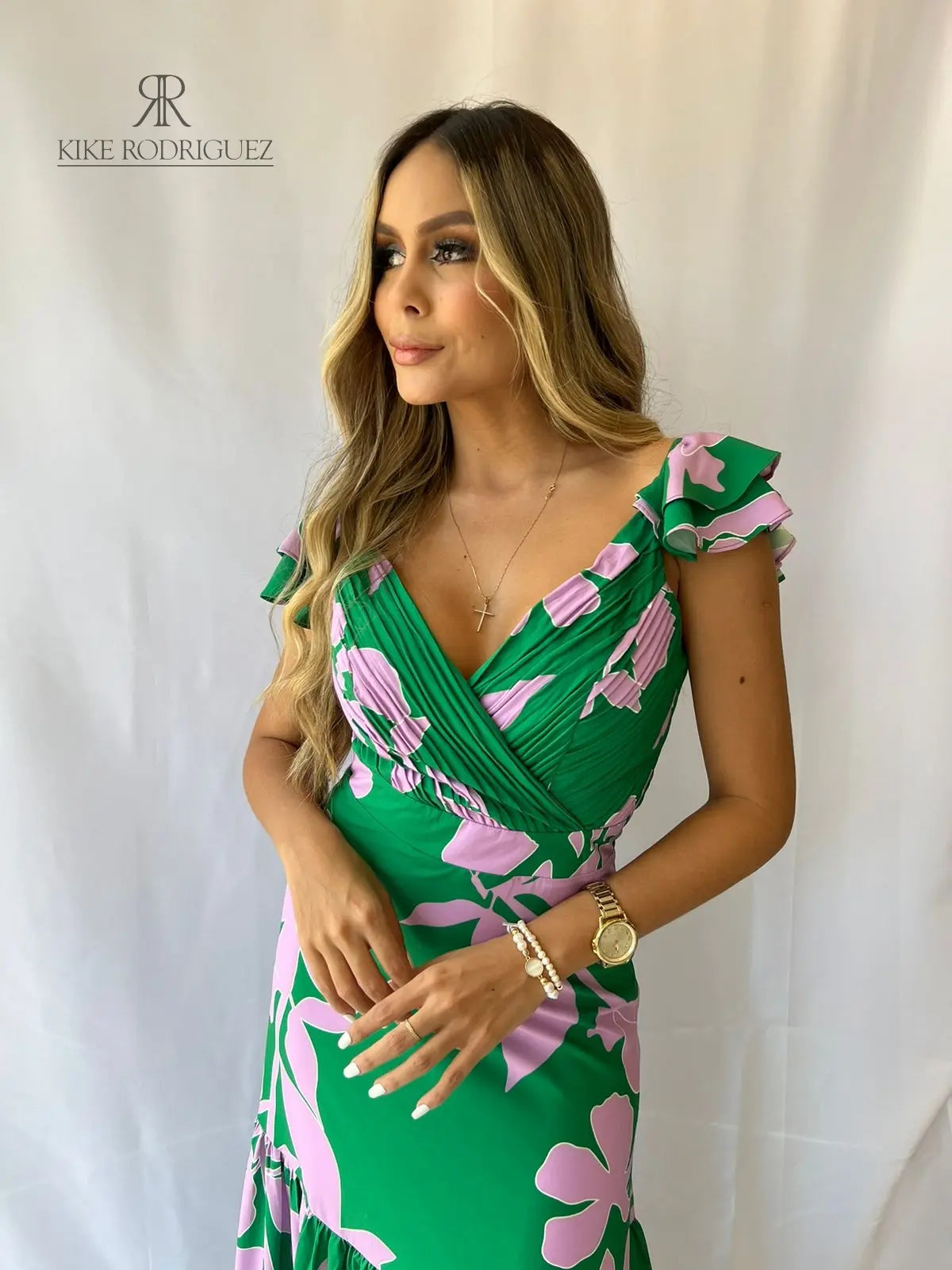Mujer vistiendo un elegante vestido largo verde estampado floral de KIKE RODRIGUEZ, ideal para eventos especiales y ocasiones elegantes.