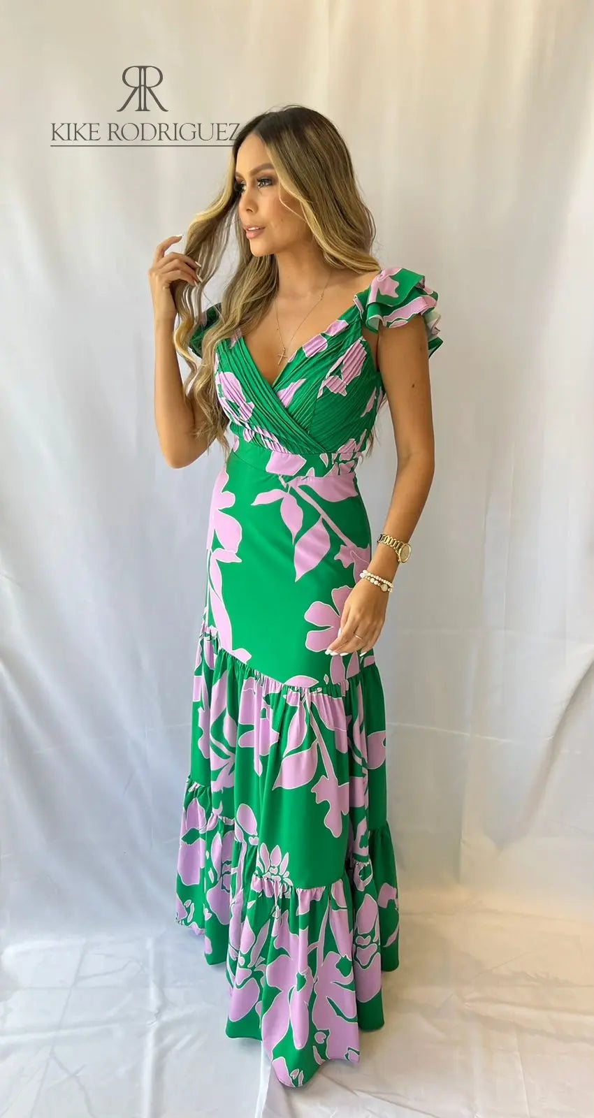 Mujer vistiendo un elegante vestido largo verde estampado floral de KIKE RODRIGUEZ, ideal para eventos especiales y ocasiones elegantes.