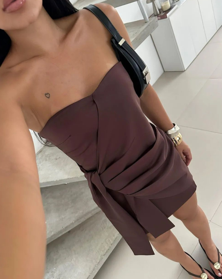 Mujer vistiendo el Vestido Mocca Elegante de Kike Rodriguez con un detalle frontal único, perfecto para eventos formales y ocasiones especiales.