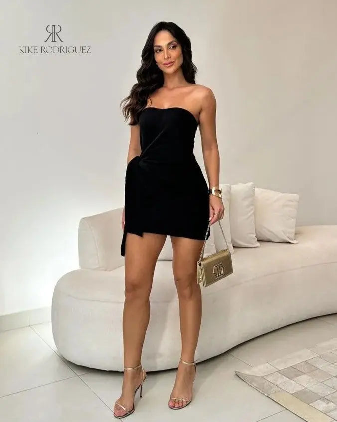 Mujer vistiendo el Vestido Negro Elegante de Kike Rodriguez con un detalle frontal único, perfecto para eventos formales y ocasiones especiales.