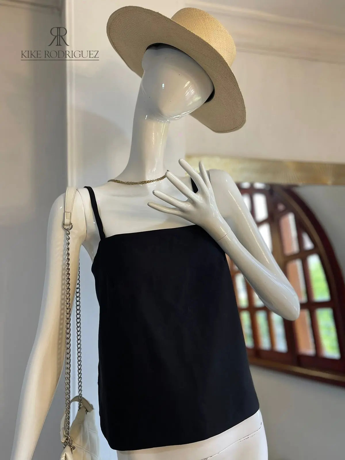Imagen de la Blusa Colibrí en color negro vista desde la parte trasera, mostrando sus tirantes ajustables y diseño fluido
