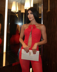 Enterizo rojo mujer con escote profundo, detalles florales y pantalón fluido, look nocturno elegante – KIKE RODRIGUEZ