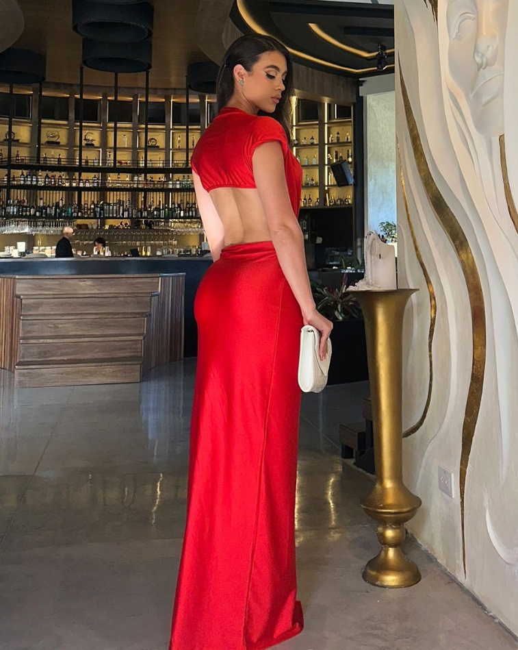 Vestido rojo largo con escote profundo, nudo frontal y abertura lateral, modelo de noche KIKE RODRIGUEZ.