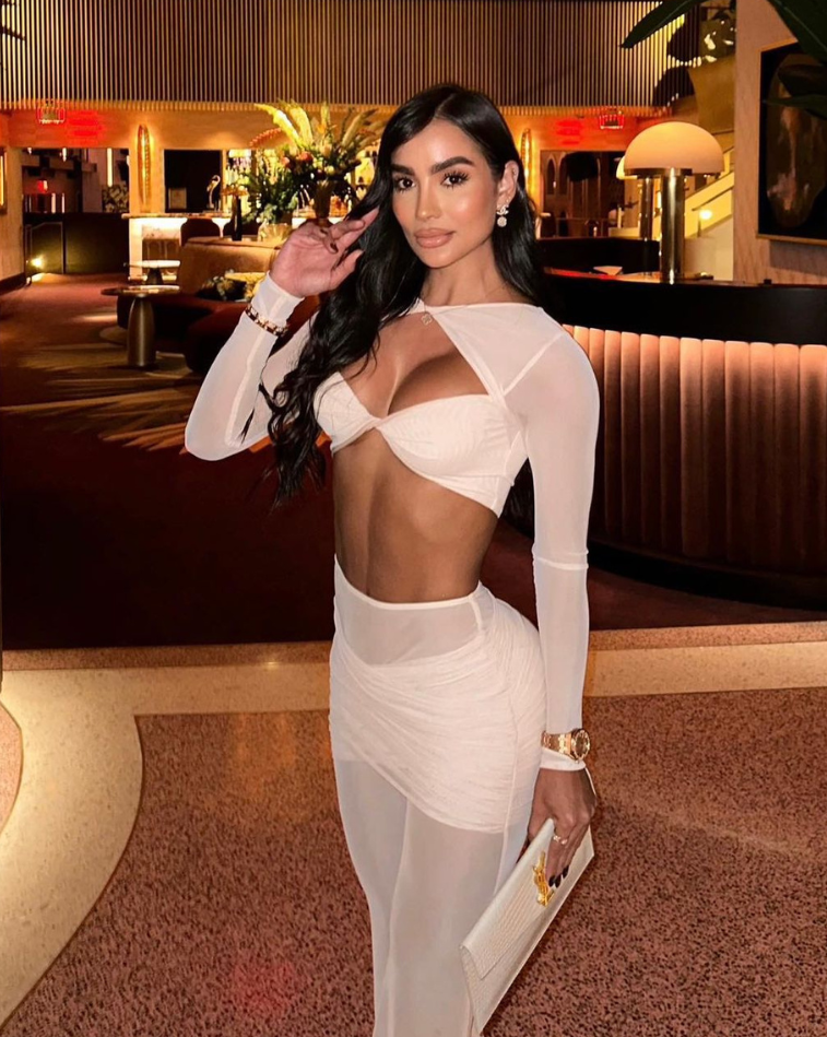 Modelo de perfil usando el Set Mercury NUDE, destacando detalles sensuales y sofisticados