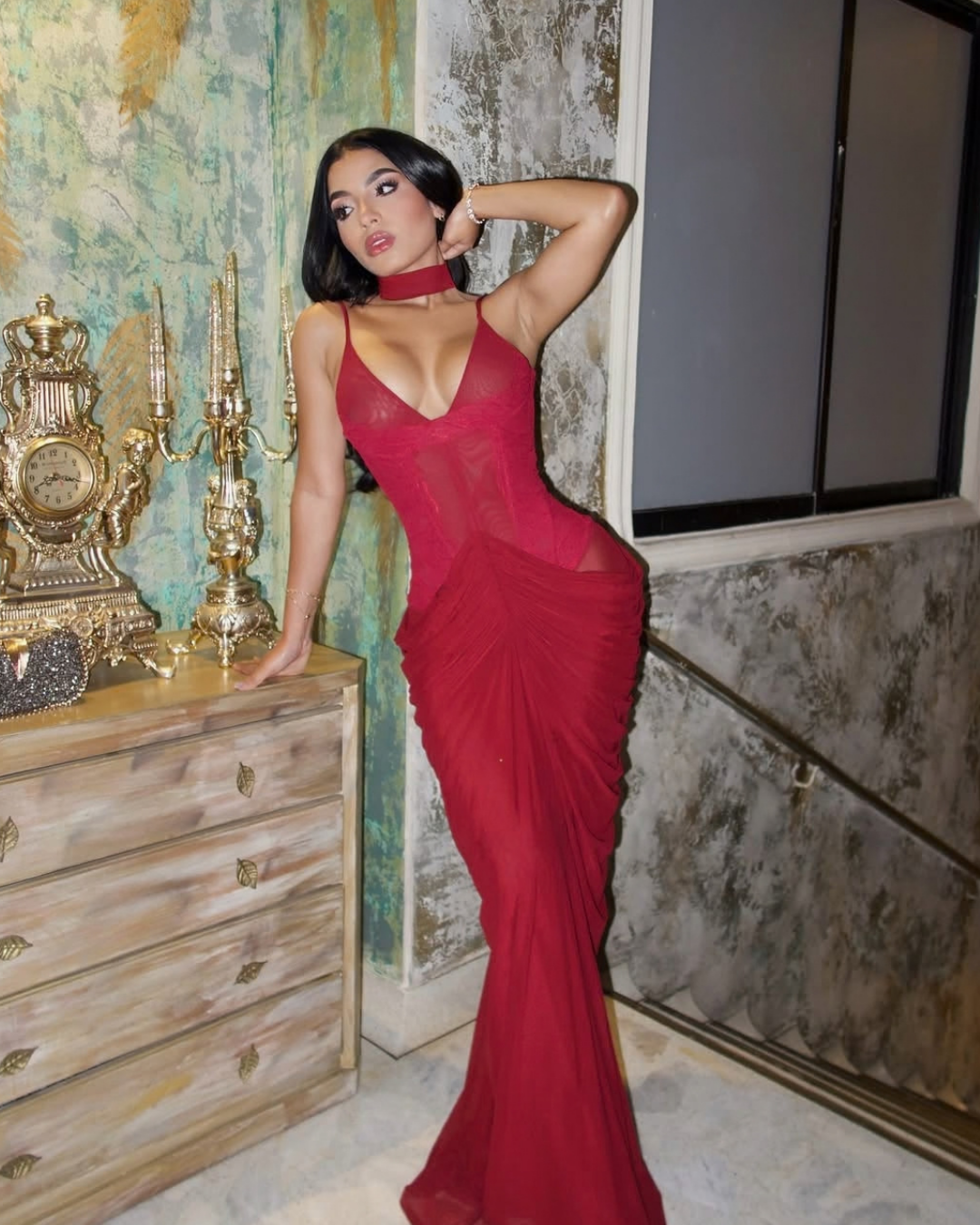 Vestido Aitana vino de KIKE RODRIGUEZ con corset semitransparente y falda larga drapeada.