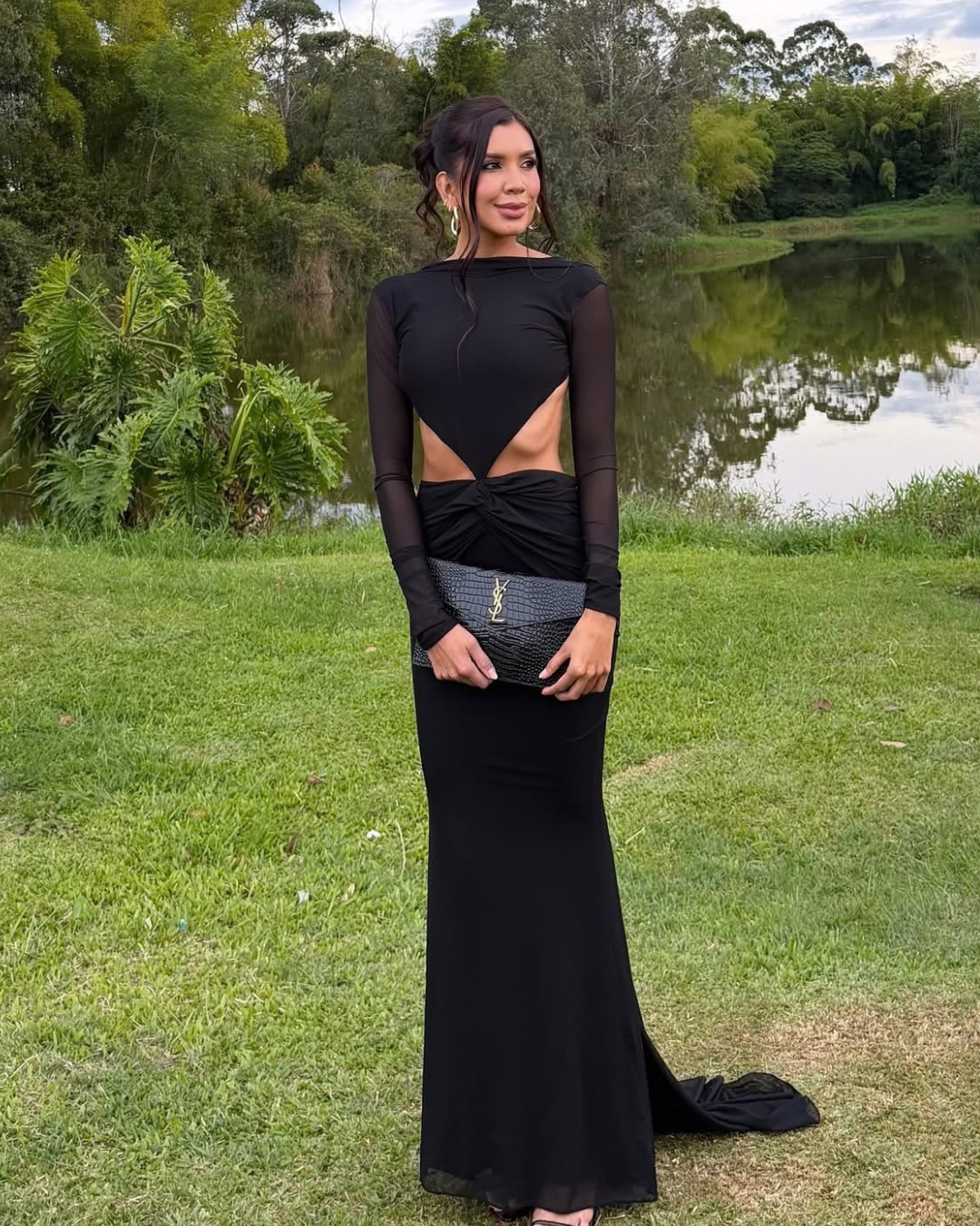 Vestido Arial Negro largo de KIKE RODRIGUEZ con espalda completamente descubierta, mangas largas y detalle drapeado.