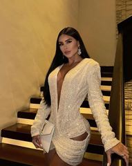 Vestido dorado ajustado con aberturas laterales y escote profundo, look nocturno elegante – KIKE RODRIGUEZ.