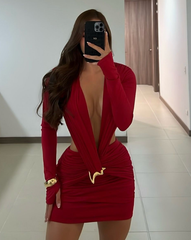 Vestido rojo elegante con drapeado, escote profundo y accesorio dorado, outfit nocturno sofisticado – KIKE RODRIGUEZ.