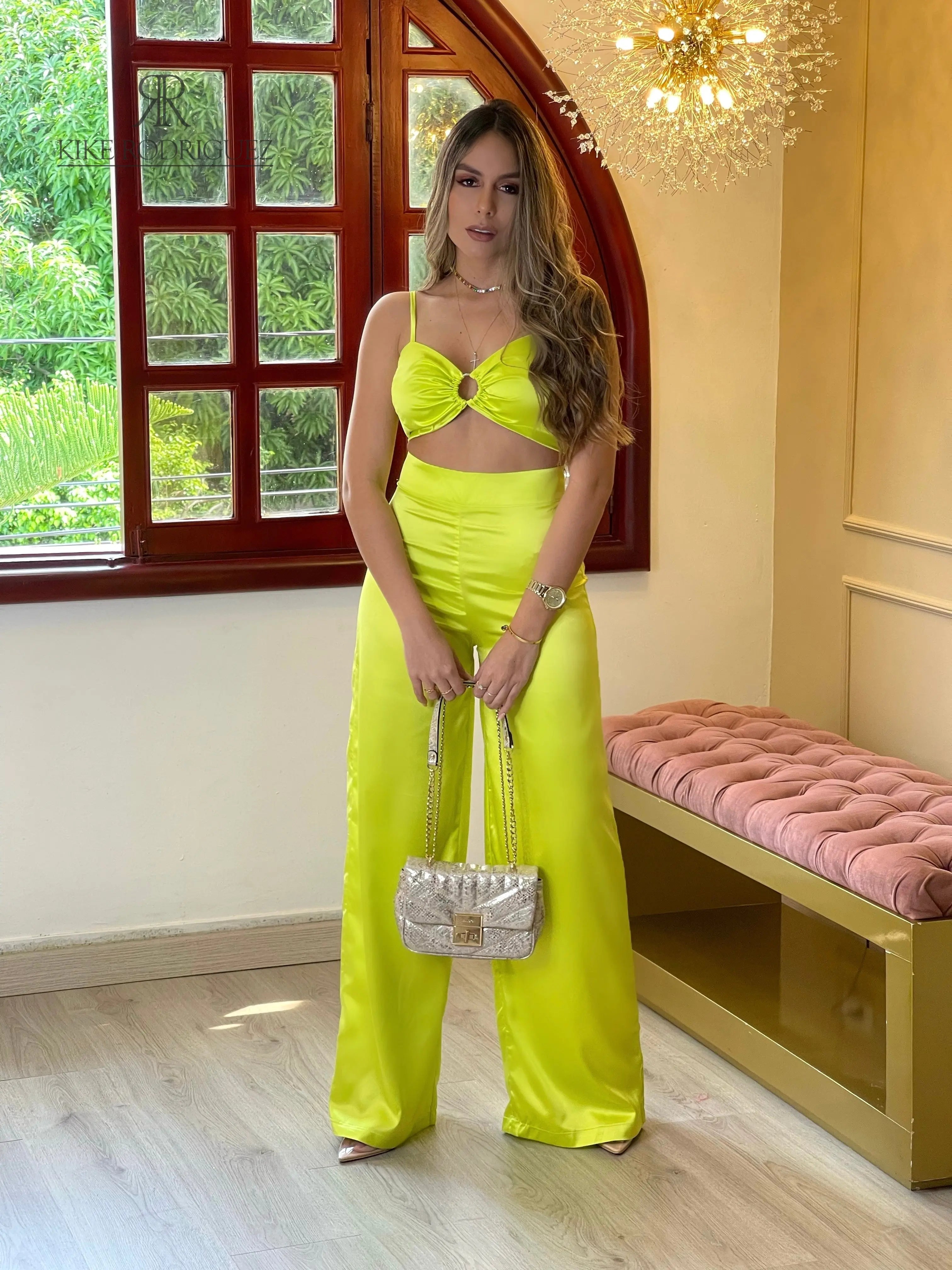 Pantalón color amarillo neón para mujer, ideal para un look vibrante y moderno.