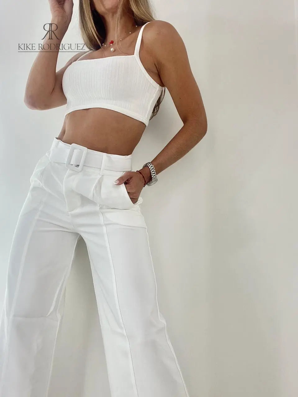Pantalones blancos con cinturón, ideales para un look elegante y sofisticado.