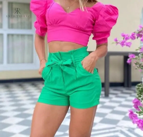Short verde neon con lazo frontal, ideal para un look vibrante y moderno.