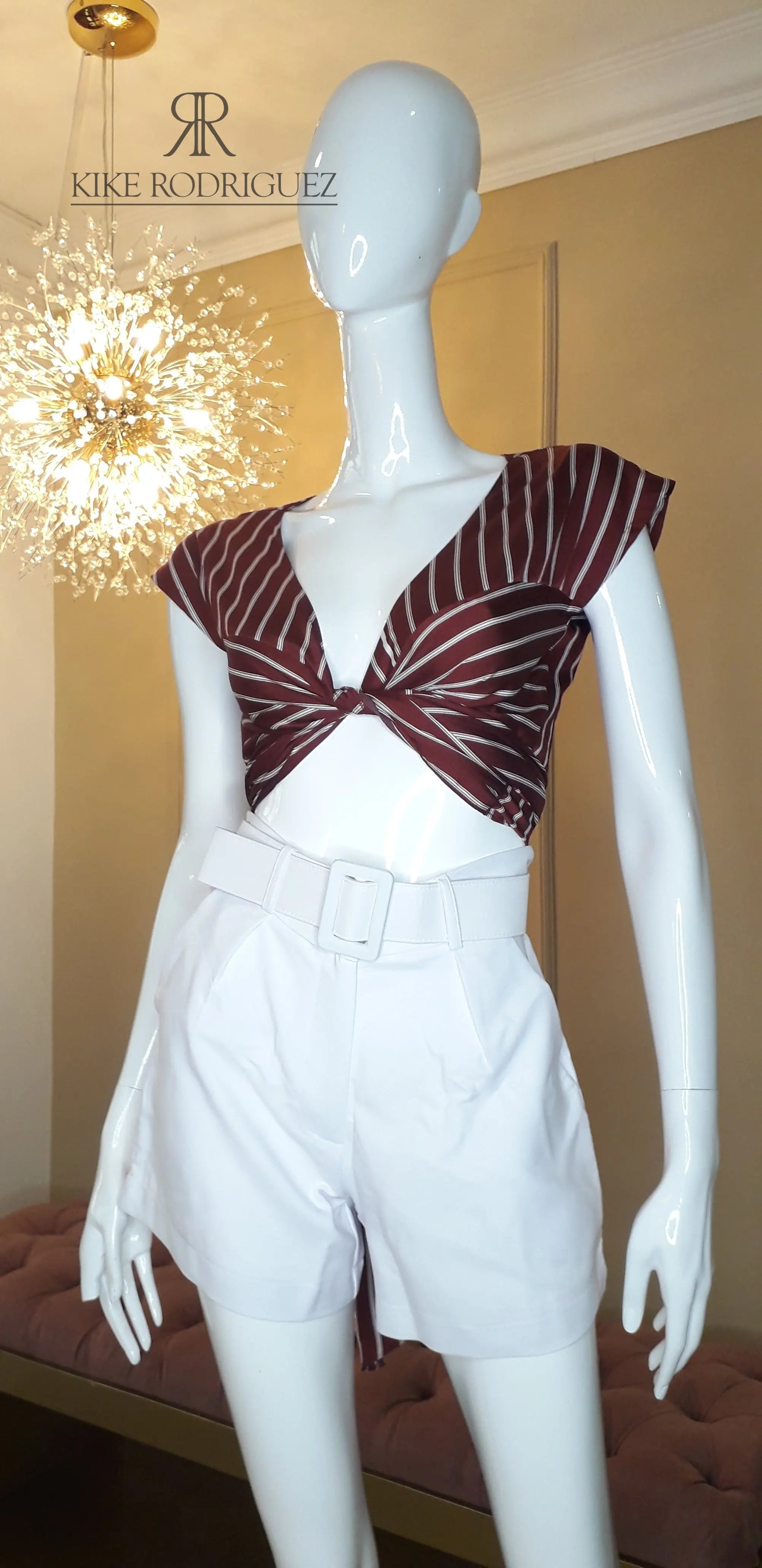 Top corto de rayas con nudo frontal en color vino para mujer, elegante y moderno, ideal para cualquier ocasión, de KIKE RODRIGUEZ.